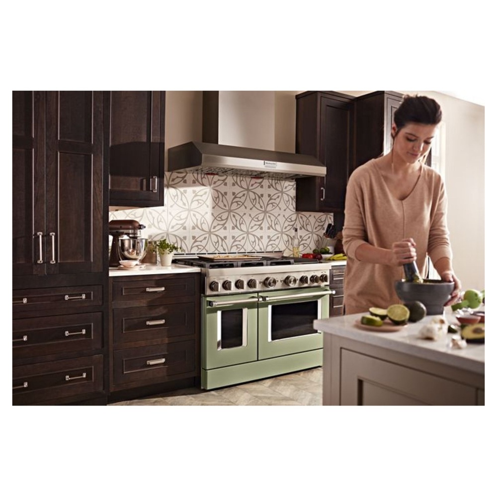 KitchenAid-KFGC558JAV-kitchen view with burner