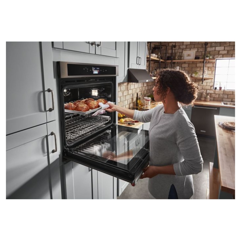 KitchenAid-KOSE900HBS-cooking in modern oven