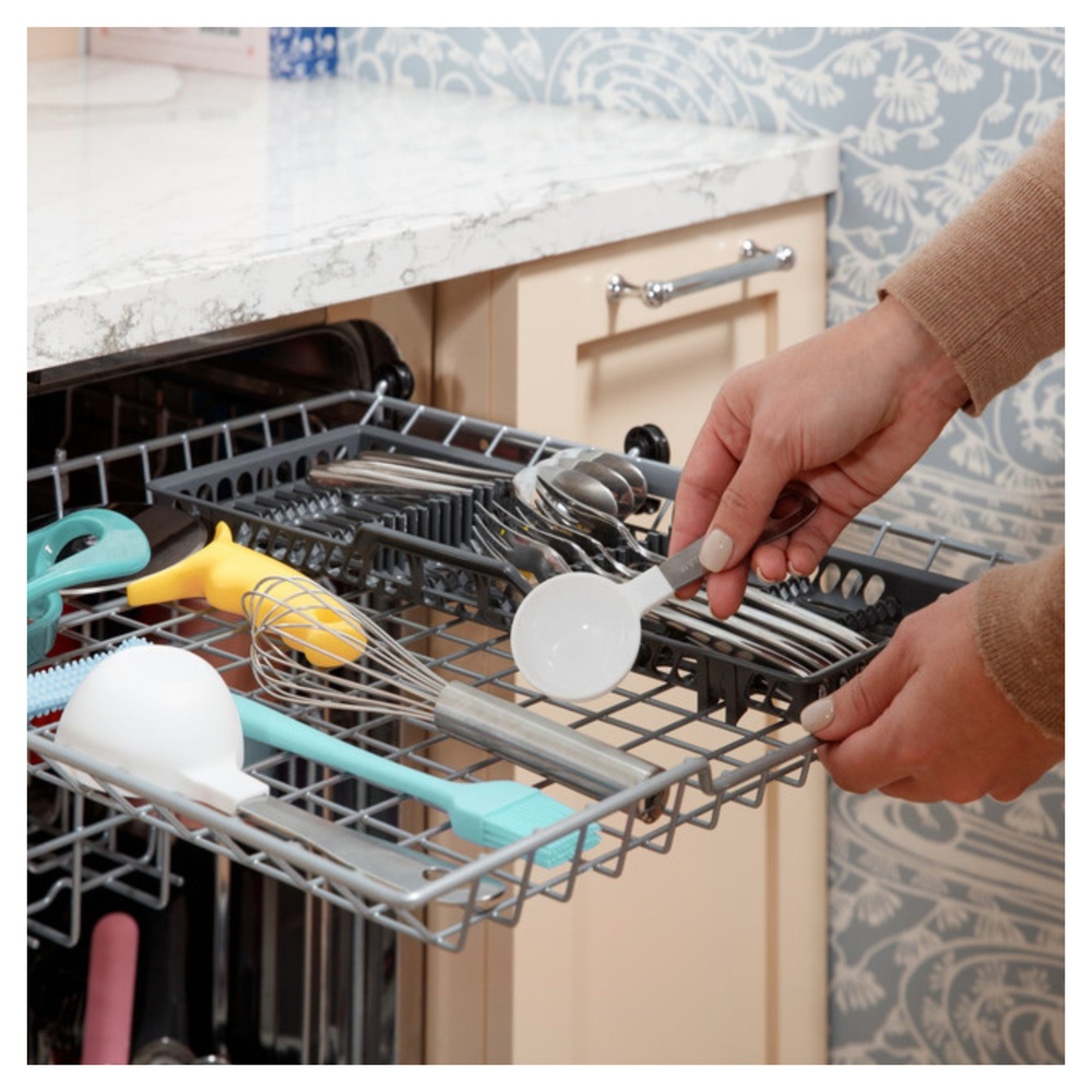 GE-GDP670SMVES-Third Rack with Removable Silverware Caddy