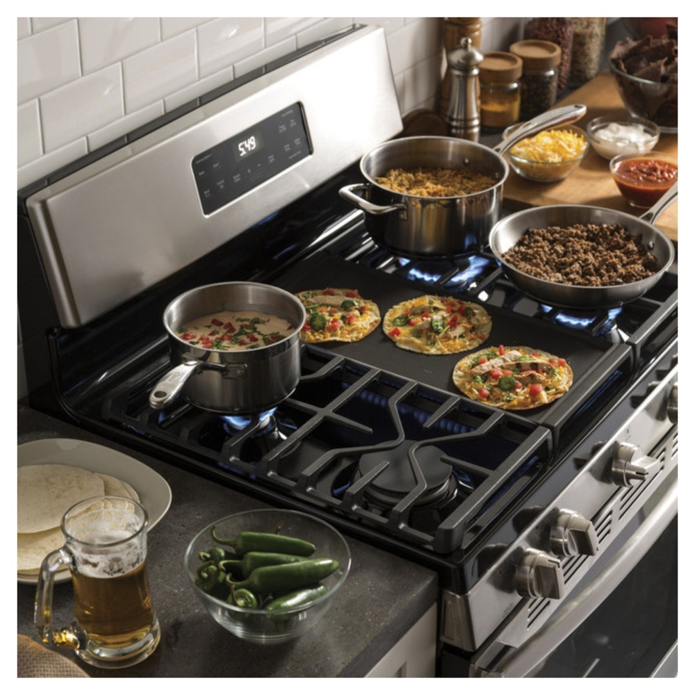 GE-JGBS66REKSS-Extra-large integrated griddle